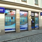 Polep výlohy a světelné boxy na pobočce v Olomouci.